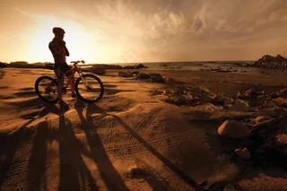 黄昏骑行图片素材下载