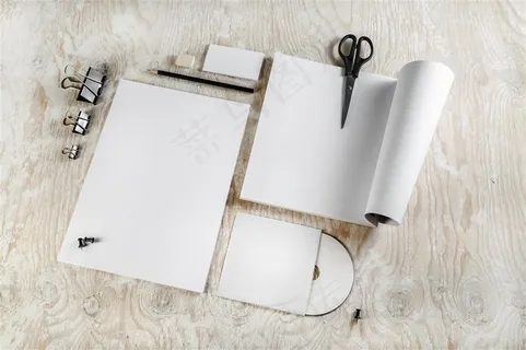 木桌上的剪刀跟白纸