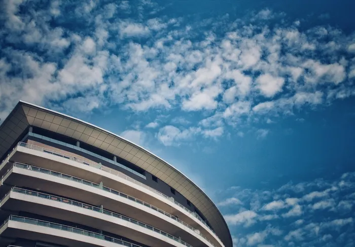 蓝天下建筑局部图片