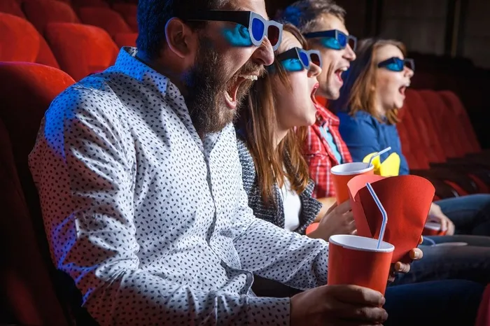 四个在电影院张大嘴巴的人