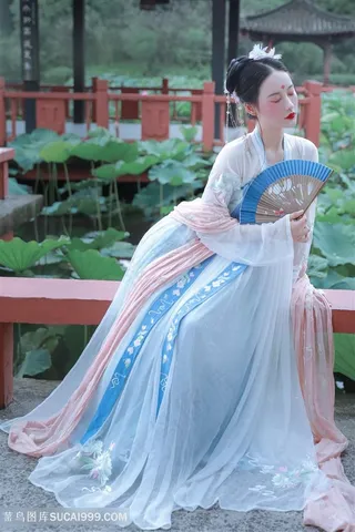 荷塘旁古装美女图片