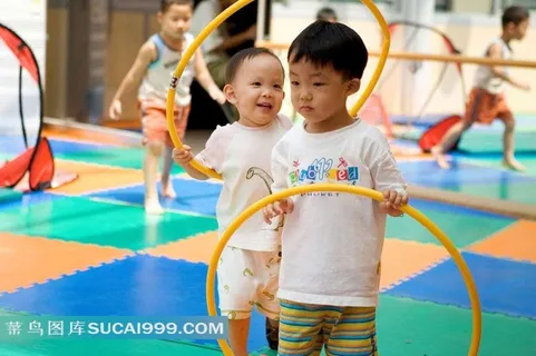 一起玩呼啦圈的孩子