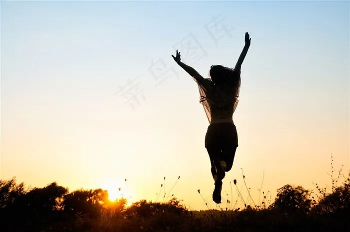 张开双手拥抱天空的人们高清素材图片