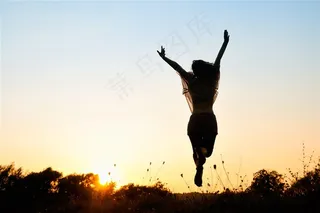 张开双手拥抱天空的人们高清素材图片