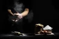 砧板上的食材和动手操作的厨师高清图片