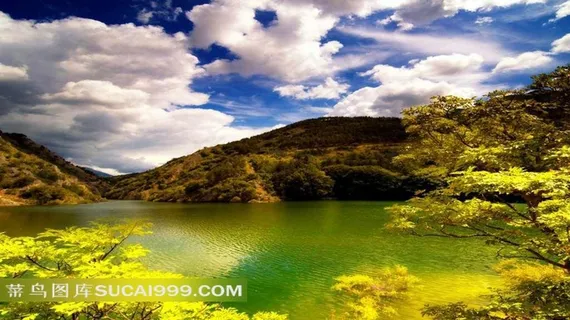 蓝天白云下的山峰湖畔山水风景图片