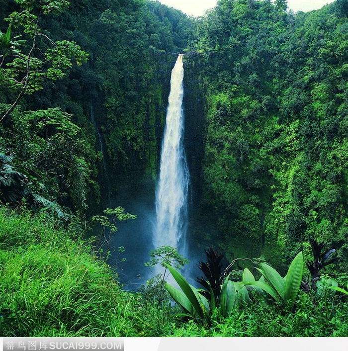 飞流直下的瀑布图片