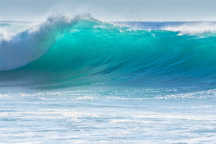 一米多高的巨型海浪