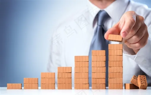 堆放梯形积木的商务人士高清图片