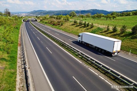 高路上行驶的箱货卡车