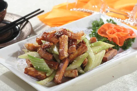 西芹干肉煸薯条 24元 (2)