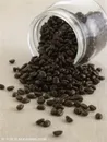 从盒子里洒出来的咖啡豆