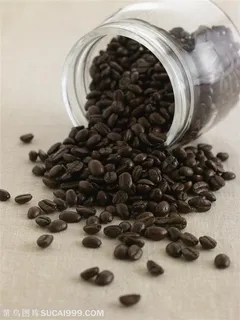 从盒子里洒出来的咖啡豆