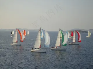 海上帆船运动图片