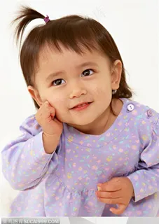 婴儿幼儿-摸着耳朵的小女孩 婴儿幼儿-摸着耳朵的小女孩