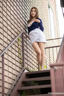 穿超短裙日本人体美女模特写真集