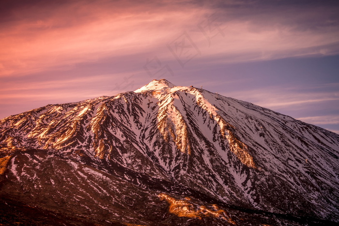 黄昏雪域高山图片