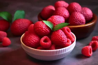 碗装树莓水果摄影图