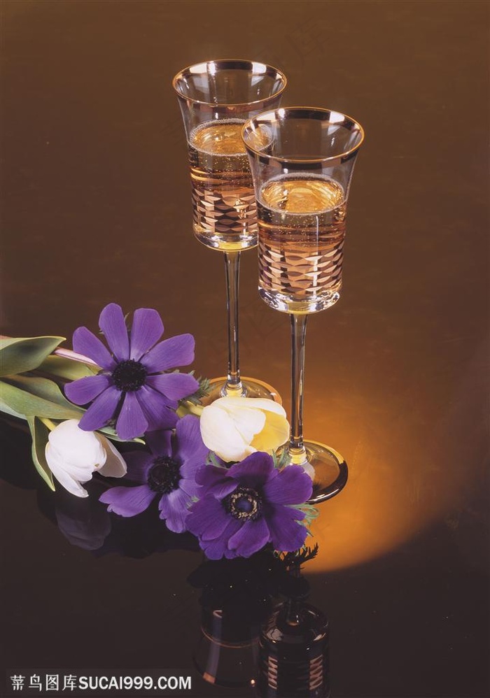 酒水布局-紫色的鲜花和美酒