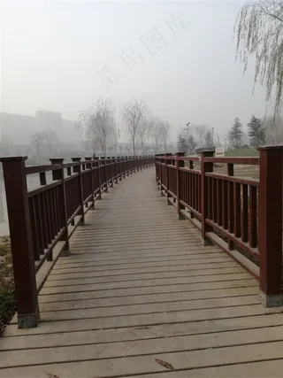 冬日红栏杆小桥