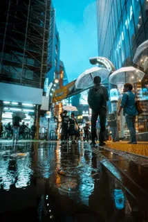 下雨天城市街道夜景图片 下雨天城市街道夜景图片