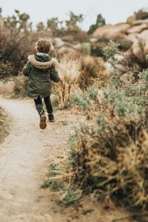 男孩奔跑背影图片