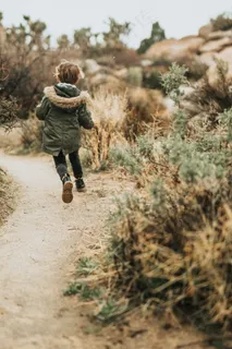 男孩奔跑背影图片 男孩奔跑背影图片