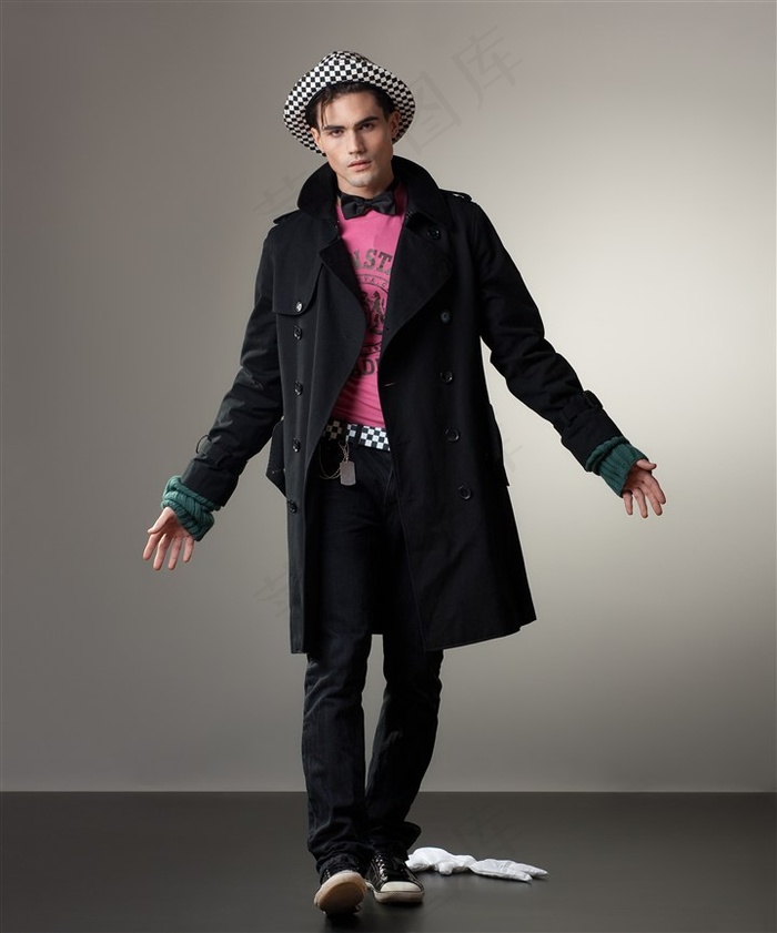 戴帽子穿风衣的男模