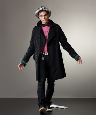 戴帽子穿风衣的男模