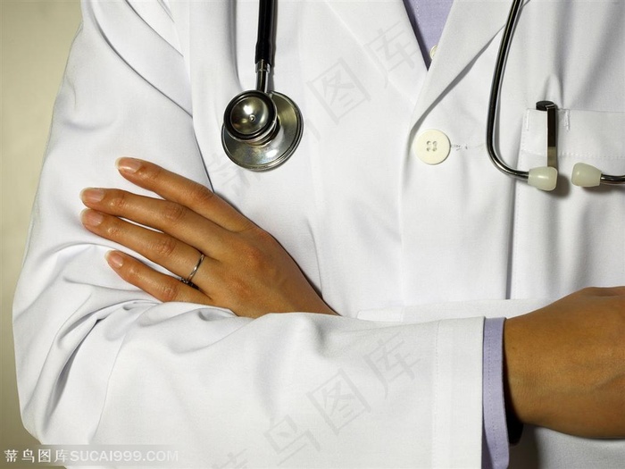 双手交叉戴听诊器的医生