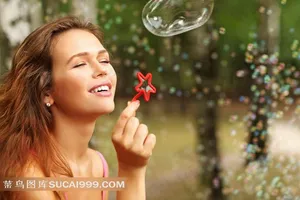 吹泡泡的清纯美女