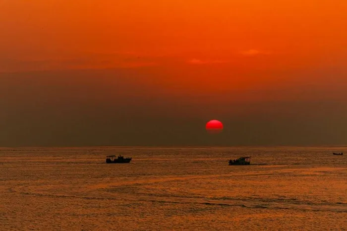 海、船与夕阳