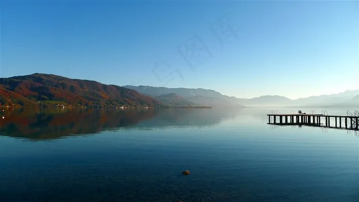 静谧的湖泊美景