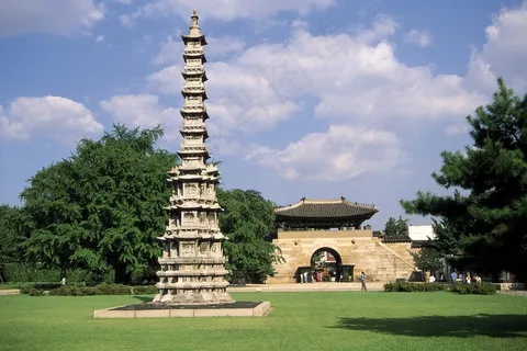 蓝天白云下草地上的石塔 蓝天白云下草地上的石塔