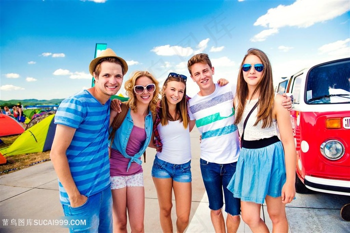 一起自驾游的国外男女