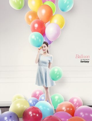 美女电商气球蓝天背景