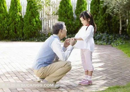 站在树下的爷爷与孙女 站在树下的爷爷与孙女