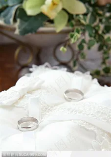 床单上的一对婚戒