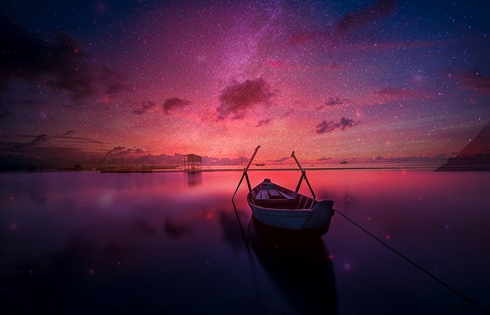 夕阳照射的湖面船只