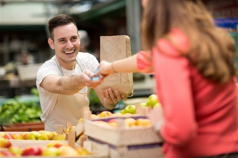 市场买蔬菜的夫妻图片