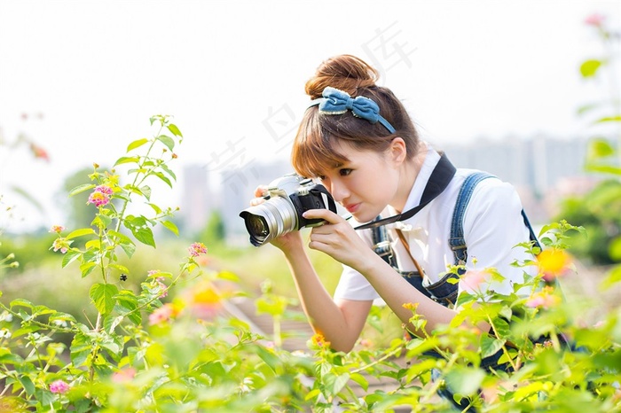 野外摄影的可爱美女写真图