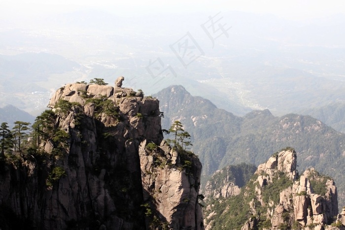 山峰顶上的松树与石猴