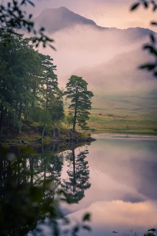 朦胧雾气远山树林湖泊图片