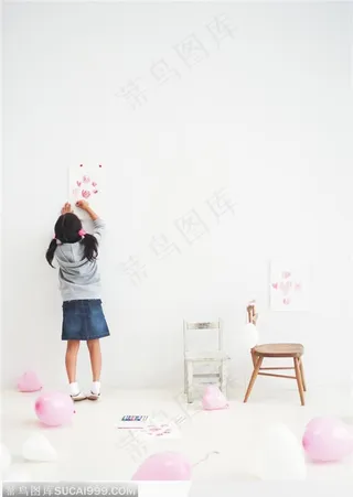 小女孩在墙壁上作画