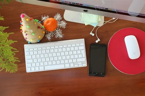 桌子上的电脑手机