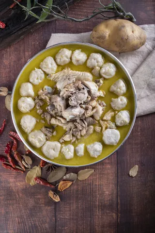 鸡肉鱼丸汤美食摄影图片