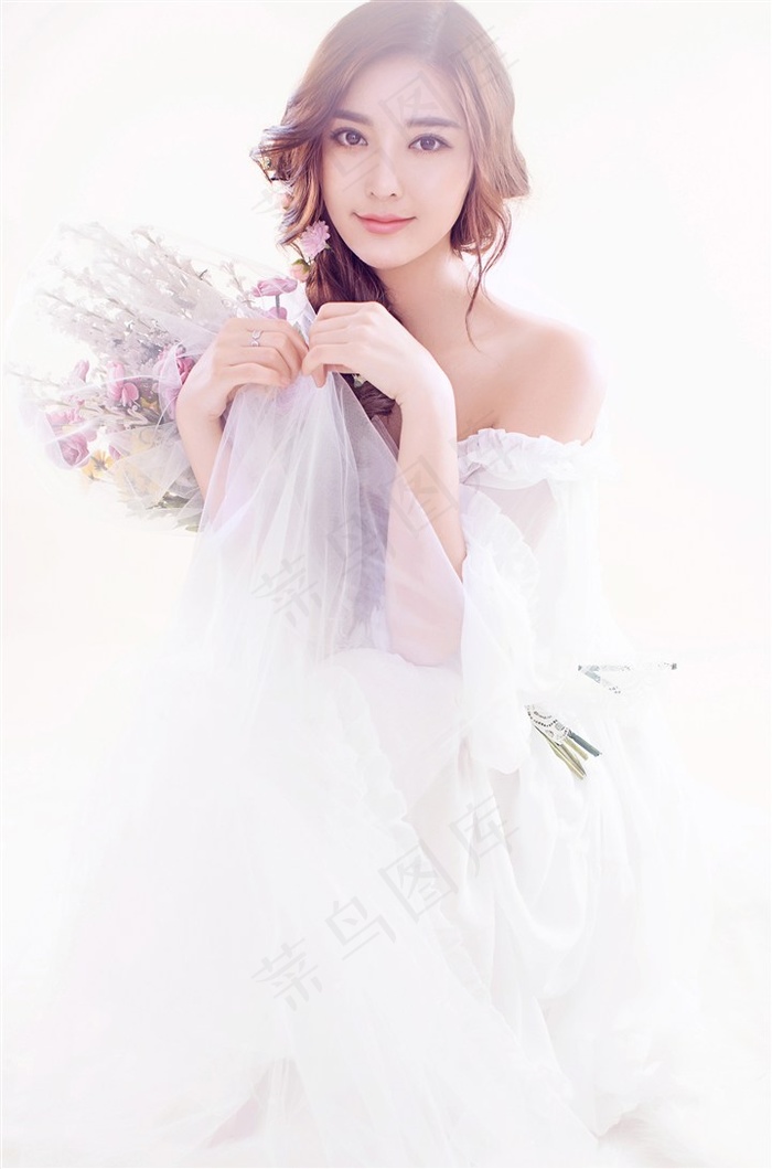 捧花的优雅女神甜美写真