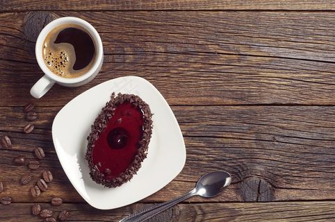 咖啡杯与甜品近景特写摄影高清图片