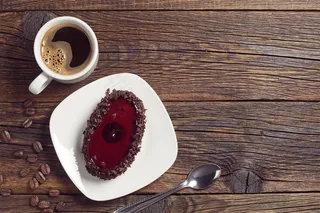 咖啡杯与甜品近景特写摄影高清图片