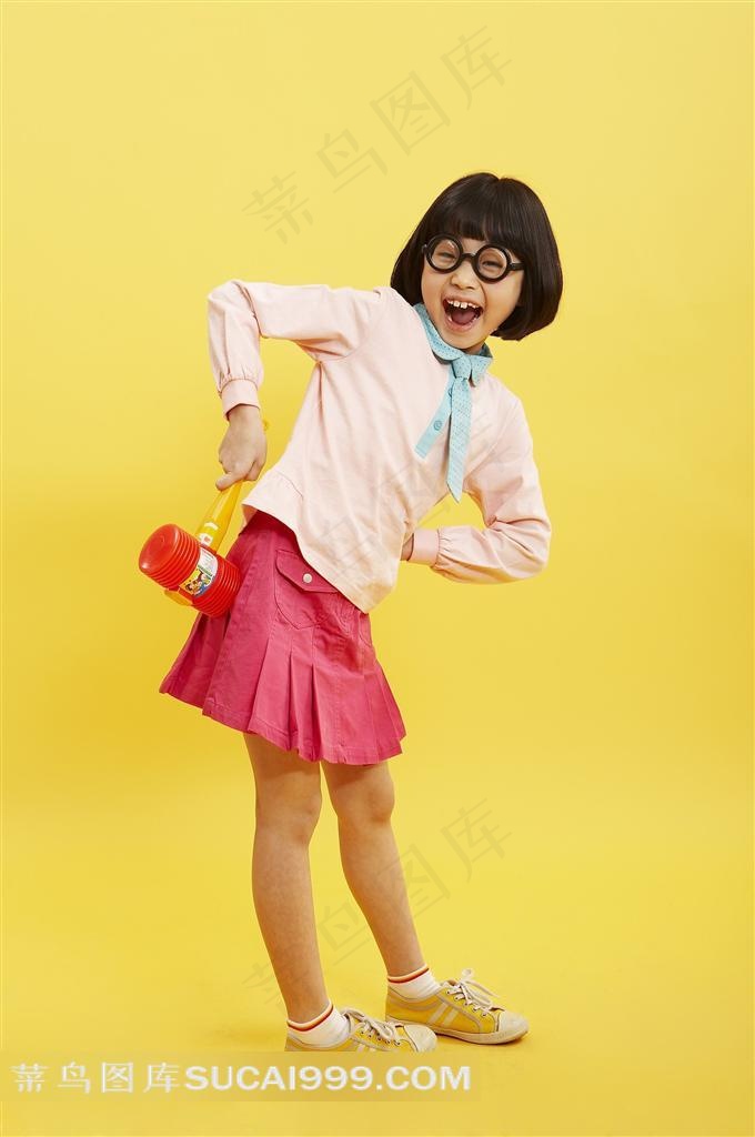 拿锤子的可爱女孩摄影素材